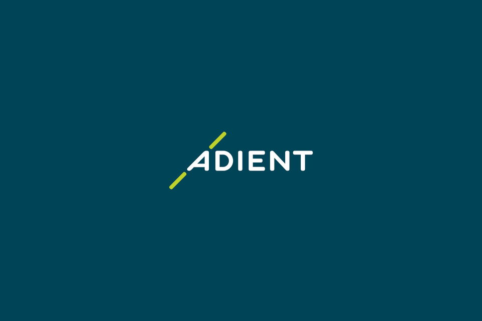 Adient-Logo auf dunkelblauem Grund